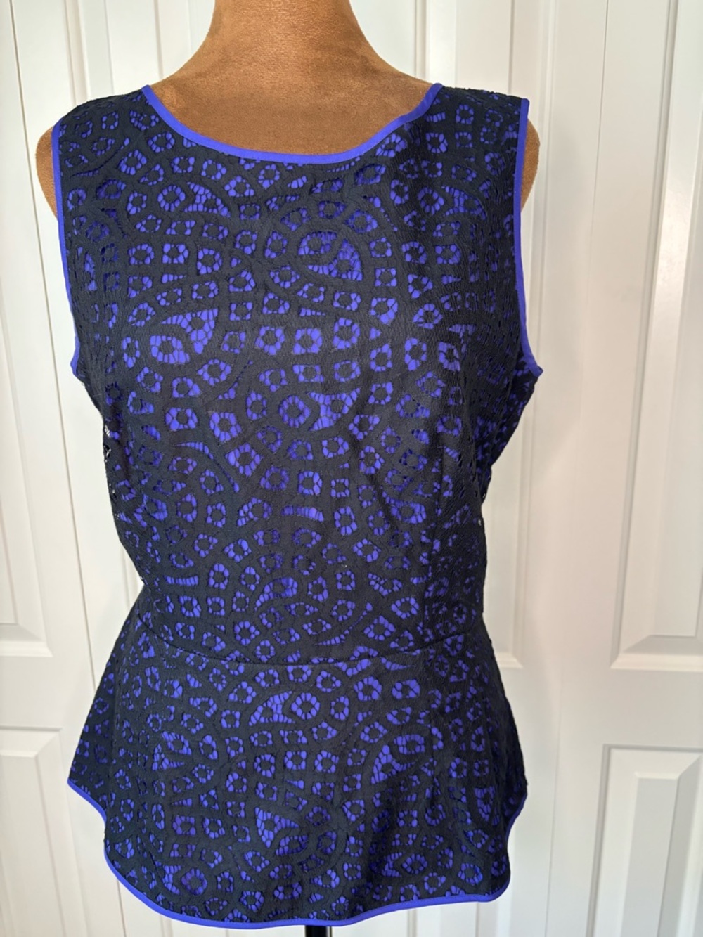 Banana Republic Black & Purple Blue Lace Overlay Peplum Sleeveless Top - Size 6 - Picture 2 of 11